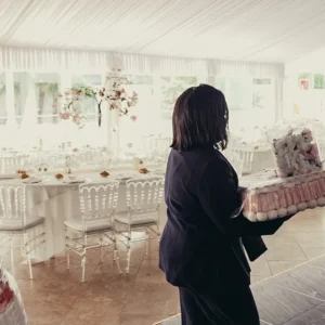 denise porte le gateau de bonbons copie